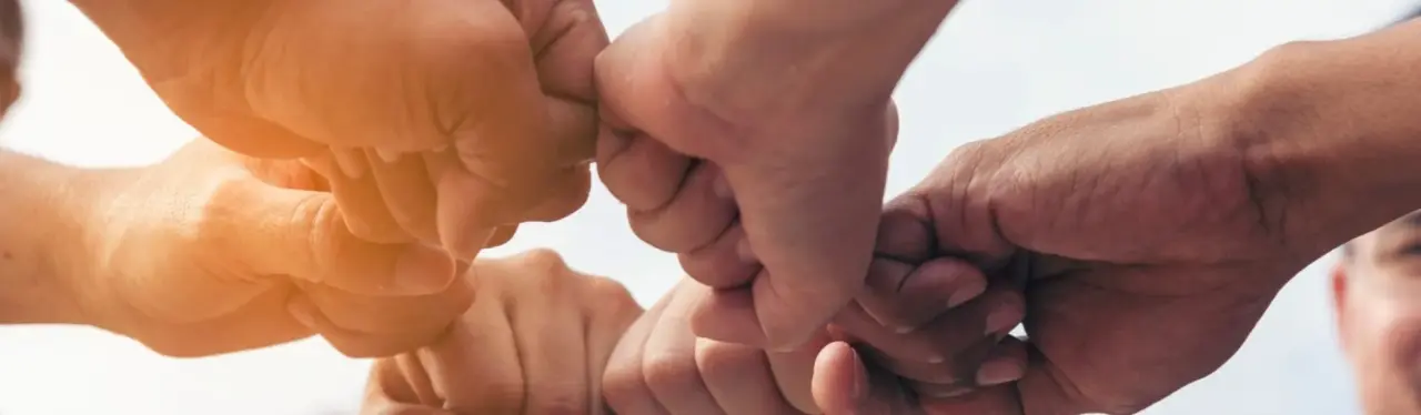 Hände greifen ineinander