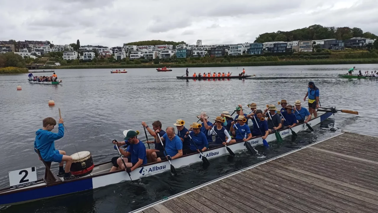 Die Sonnengenossen beim Drachenbootrennen auf dem Phoenixsee Dortmund