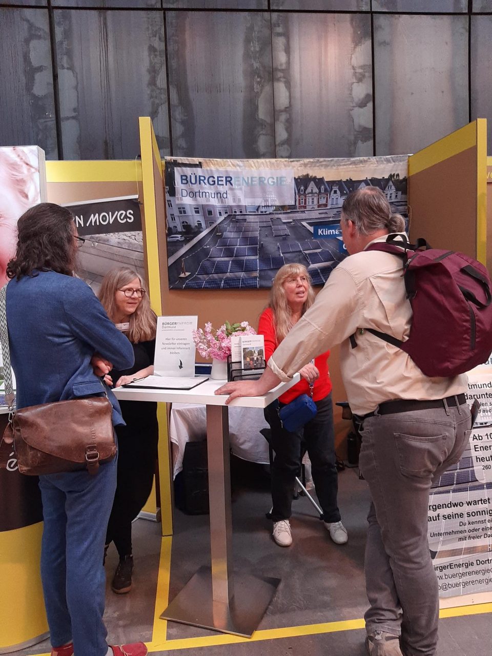 Interessierte am Info-Stand der Bürgerenergie Dortmund.