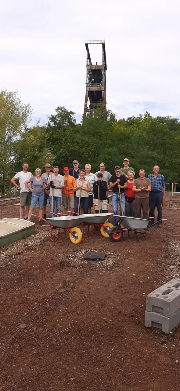 Gruppenfoto mit Schuppkarren auf dem Dach des Werkhofs in Derne
