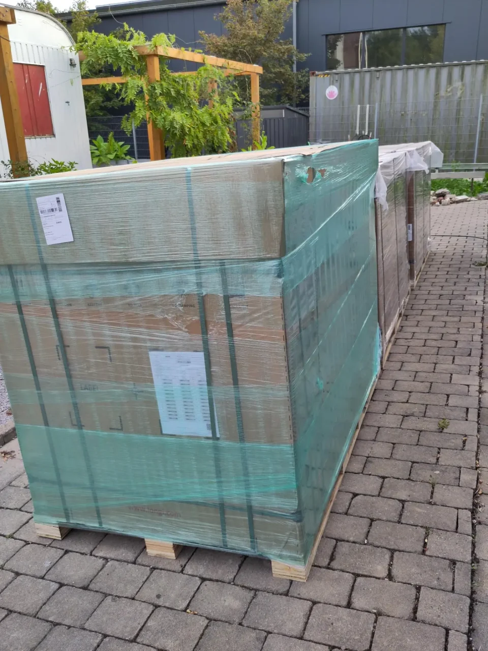 Mehrere Paletten mit Photovoltaik Modulen. 