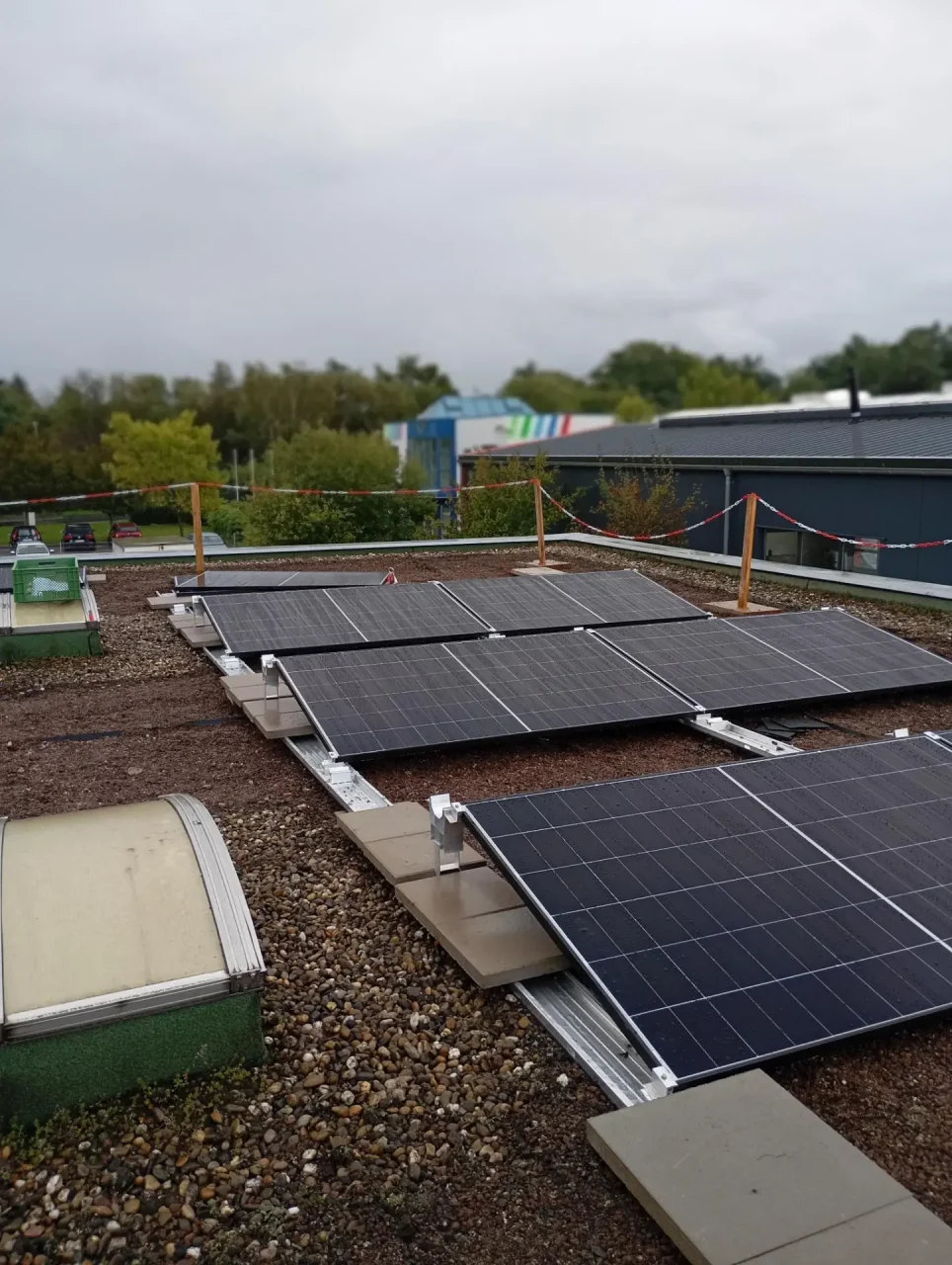 Photovoltaikmodule auf dem Dach des Werkhofs in Derne.